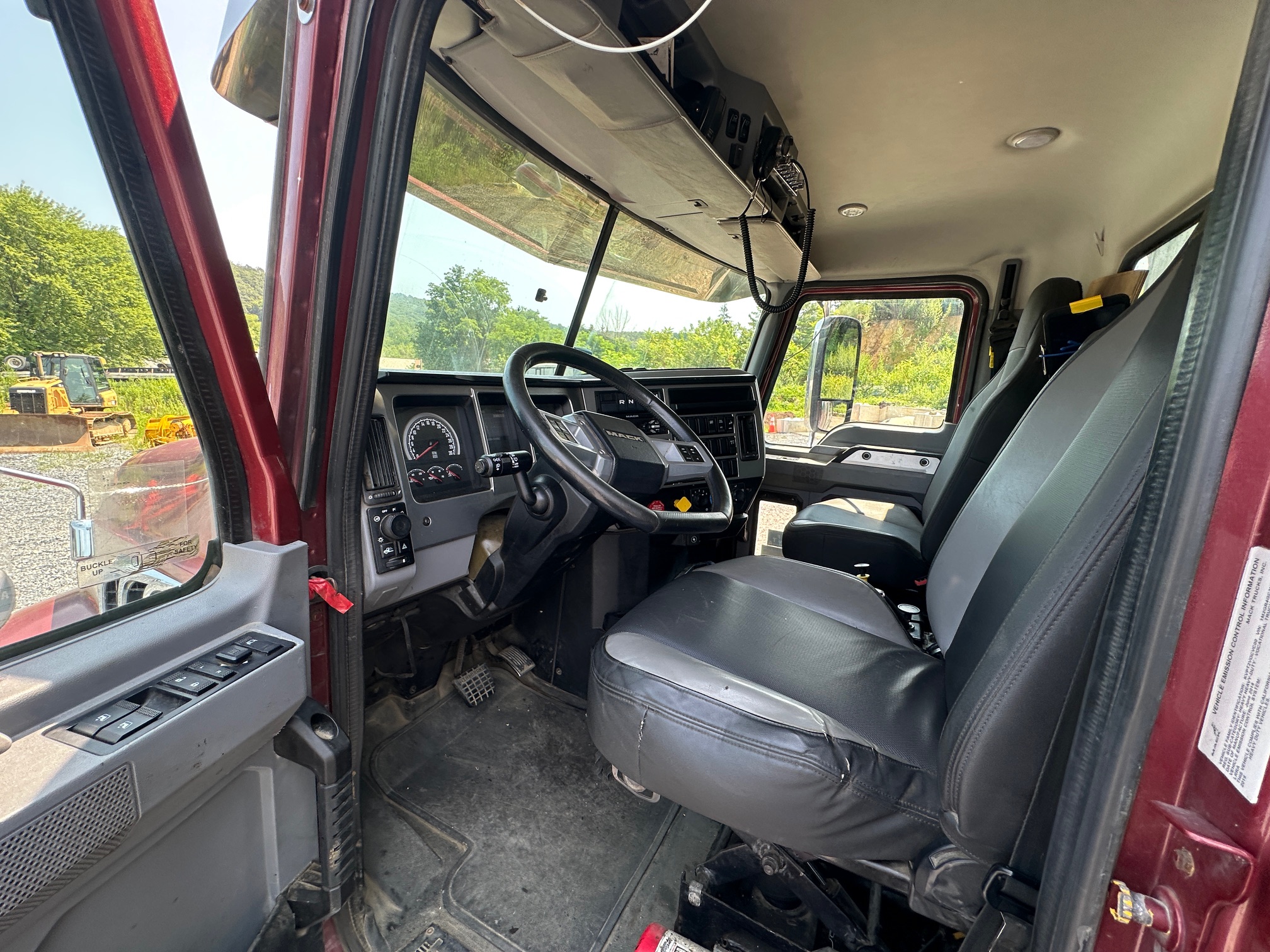 2019 MACK Granite GR64F - Image 17