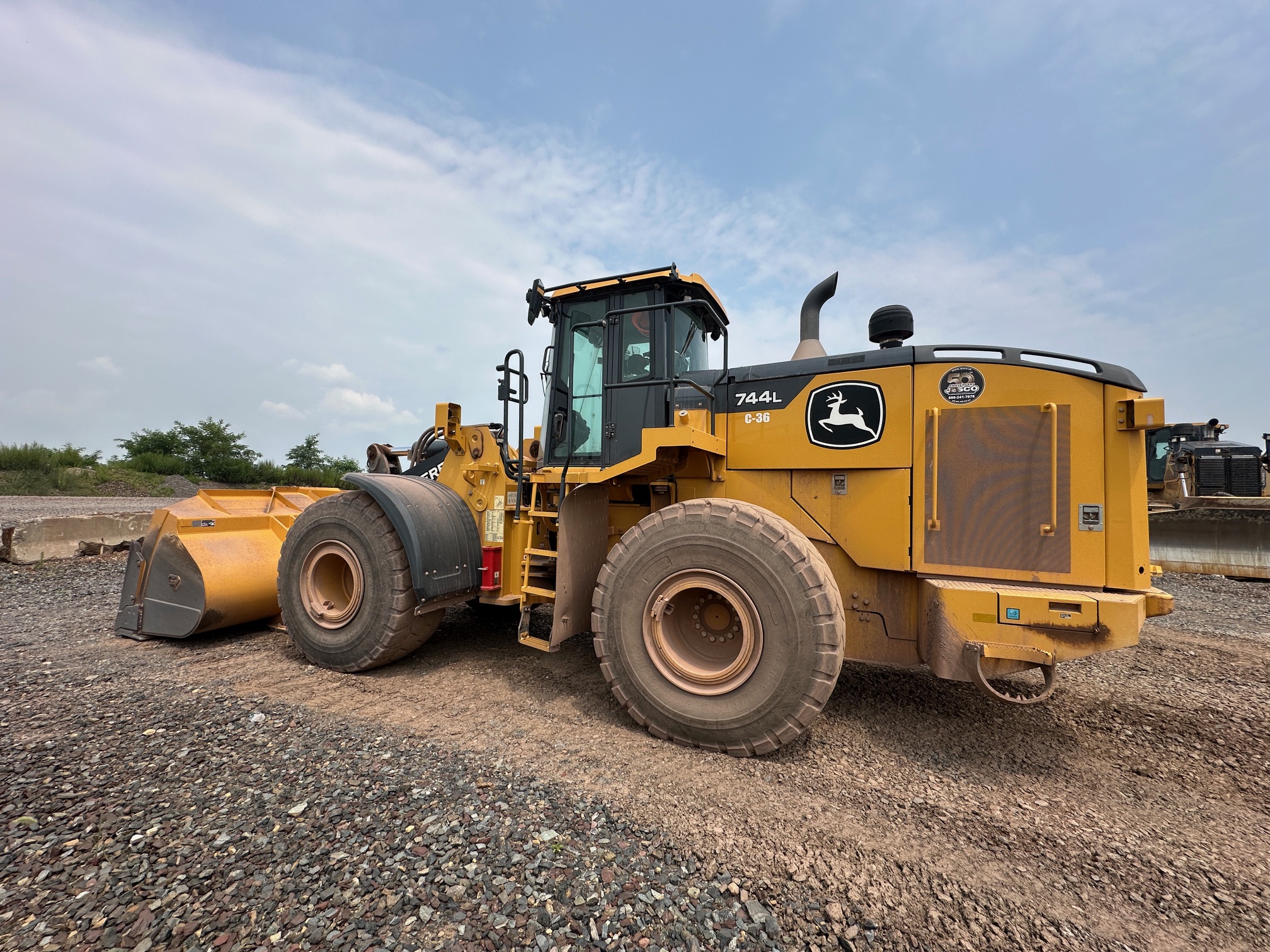 2020 DEERE 744L - Image 2