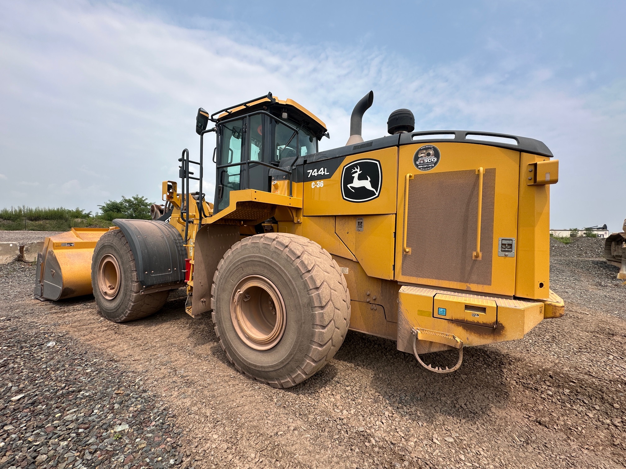 2020 DEERE 744L - view 14 of 51