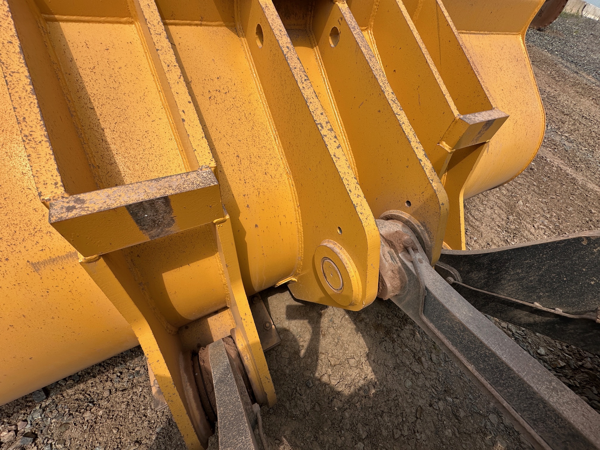 2020 DEERE 744L - Image 25