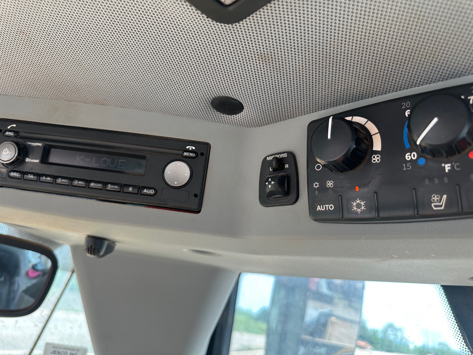 2020 DEERE 744L - Image 47