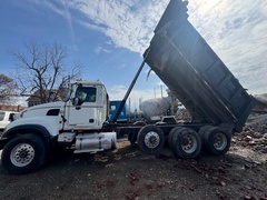 2004 MACK CV713 - Image 2