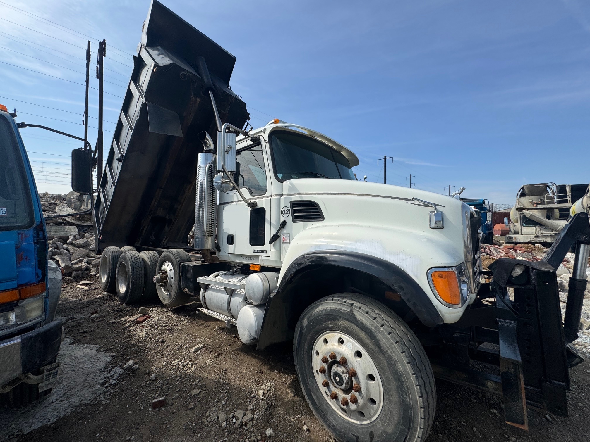 2004 MACK CV713