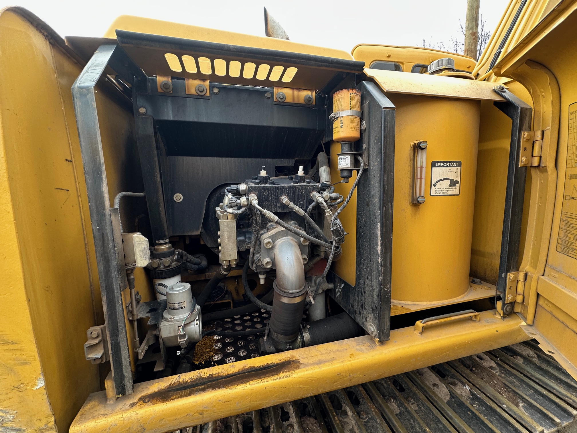 2001 DEERE 160C LC - Image 15