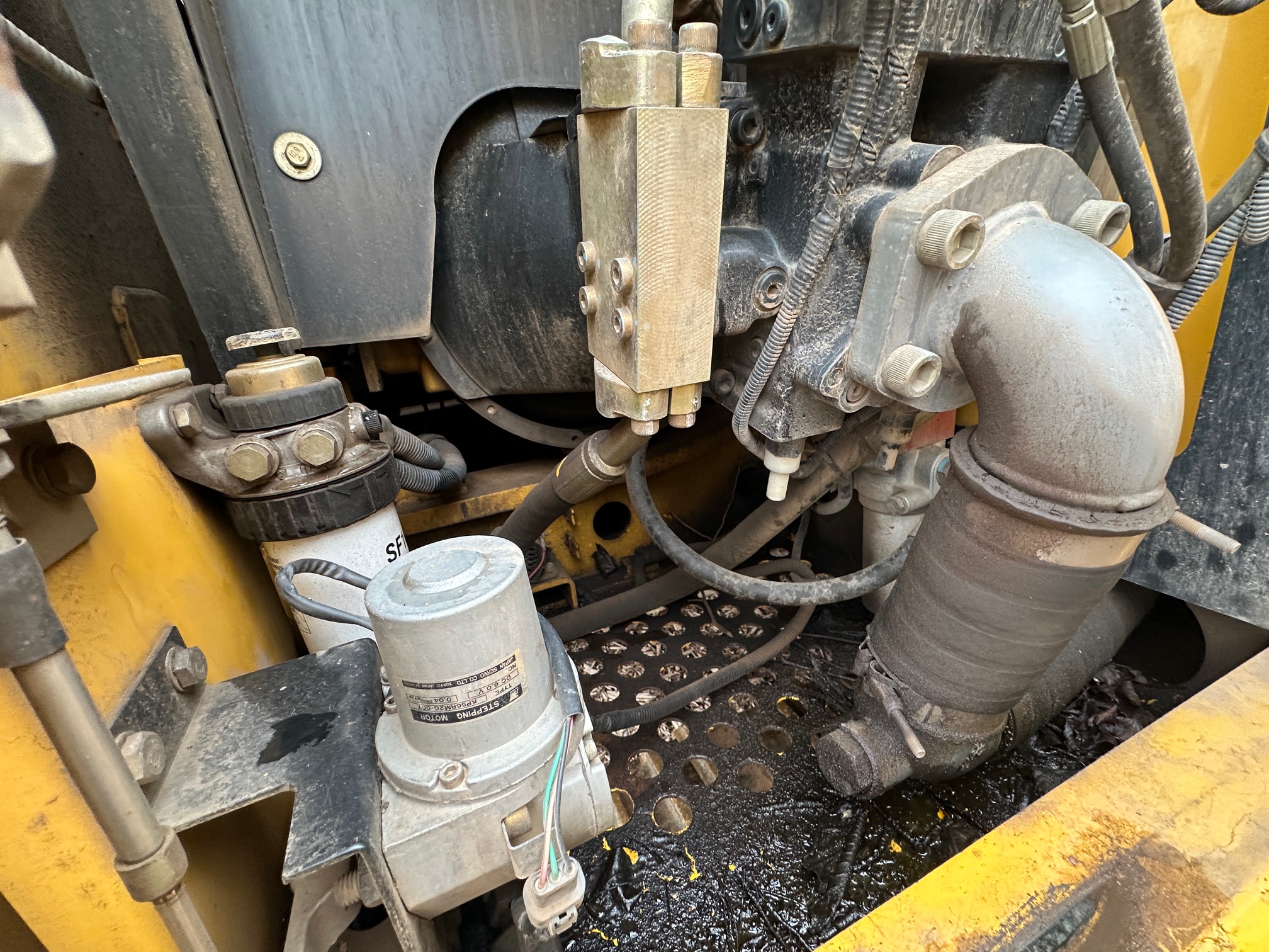 2001 DEERE 160C LC - view 16 of 35