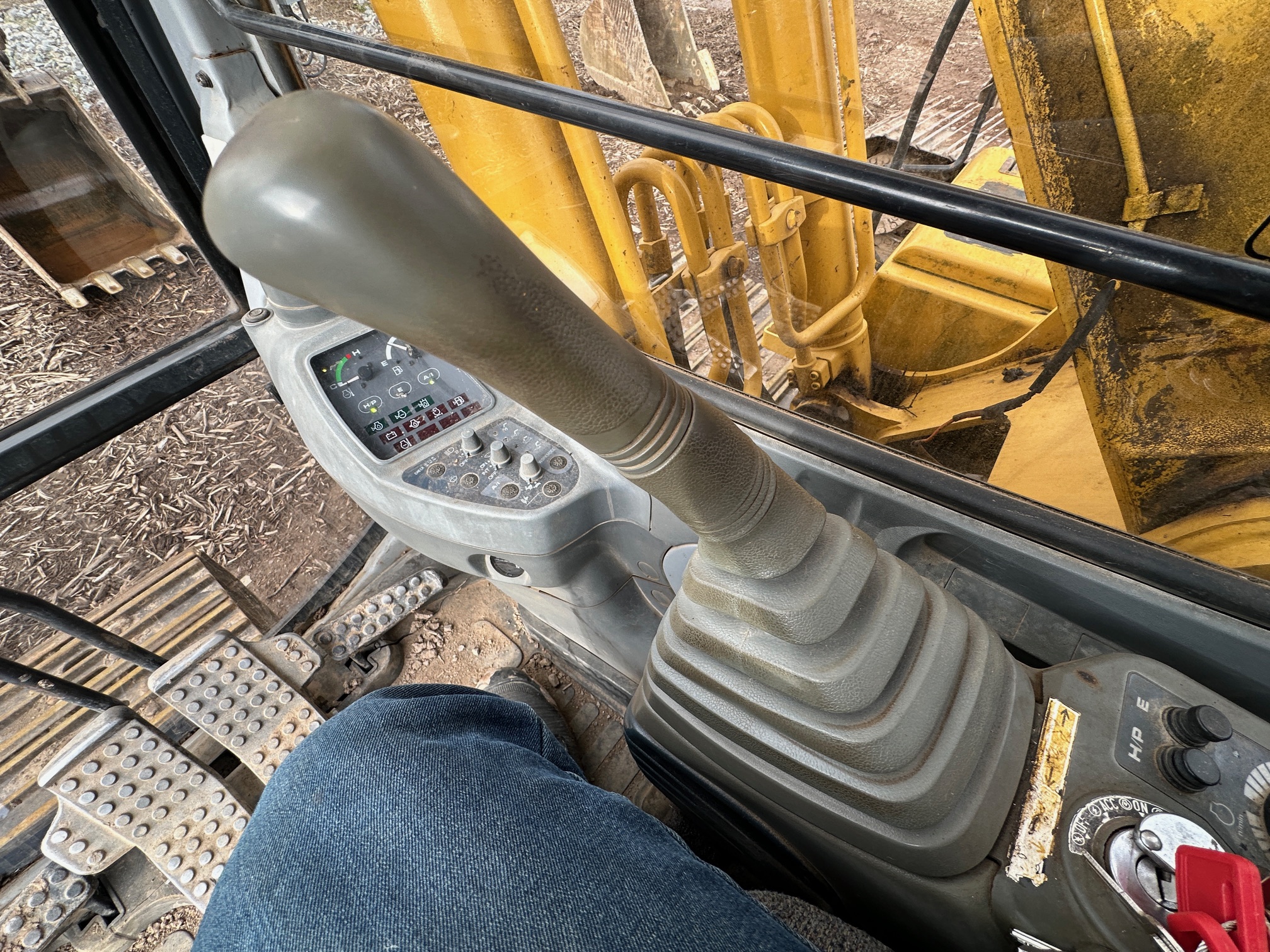 2001 DEERE 160C LC - Image 26