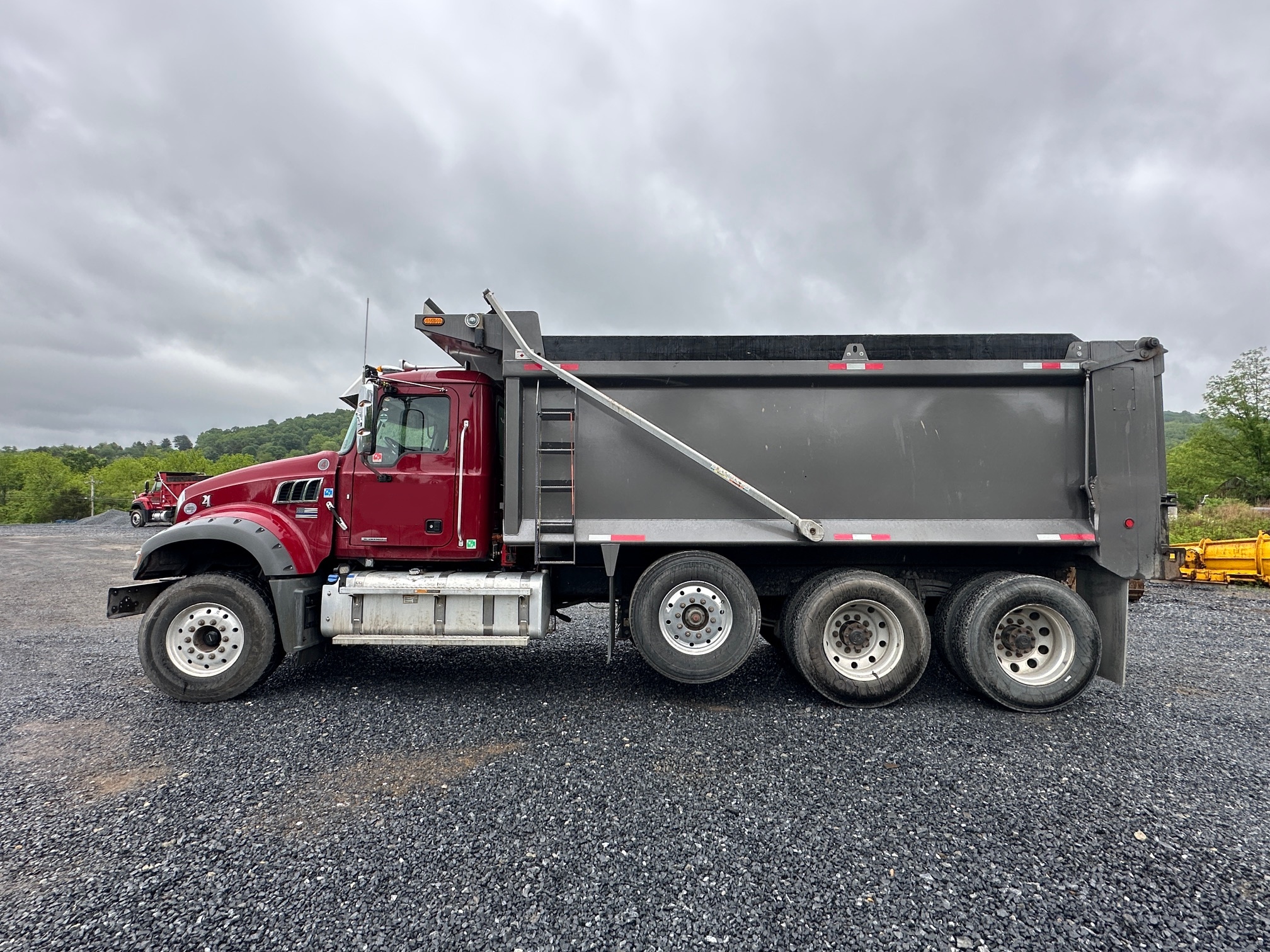 2020 MACK Granite GR64F