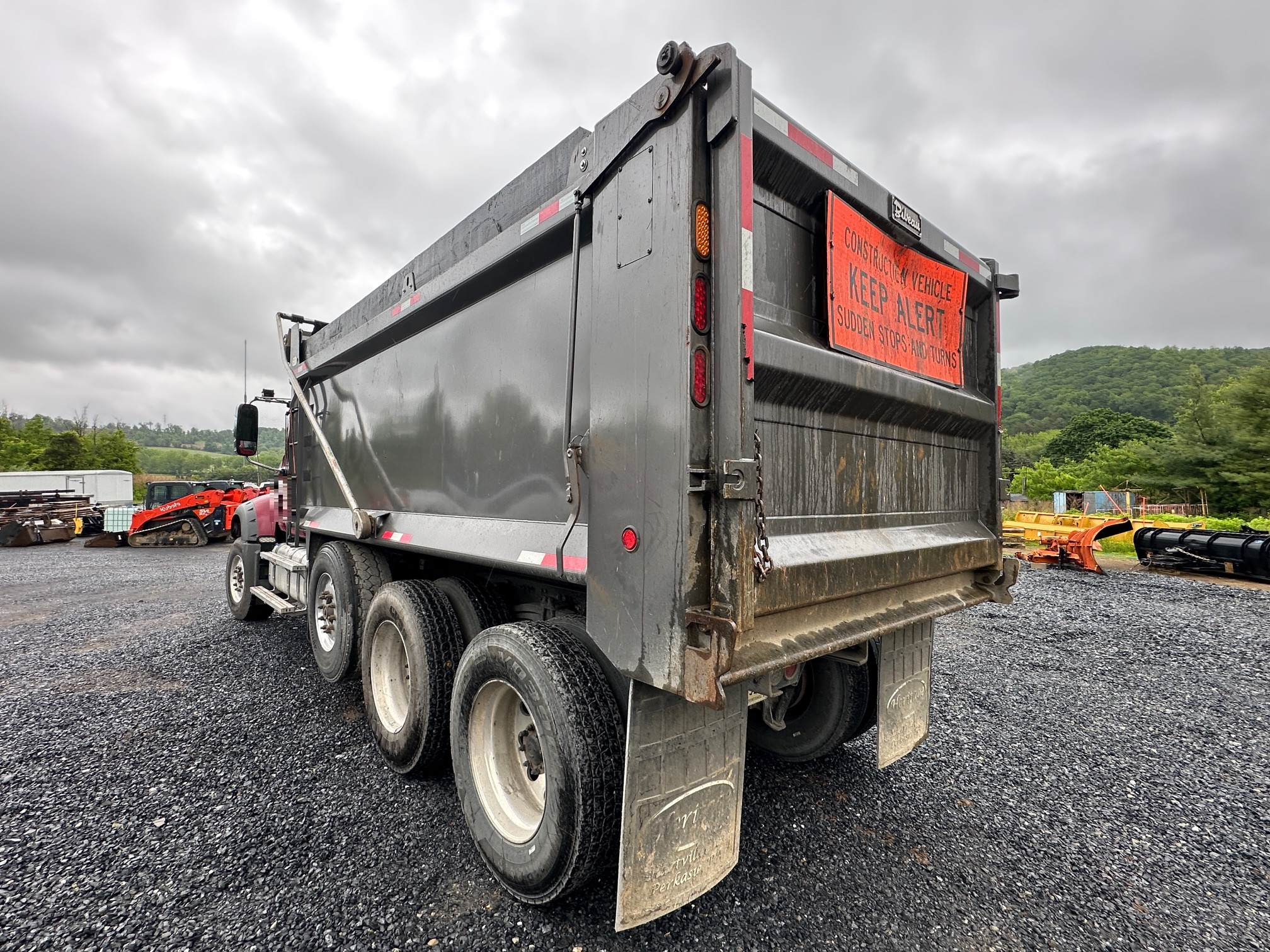 2020 MACK Granite GR64F - Image 12