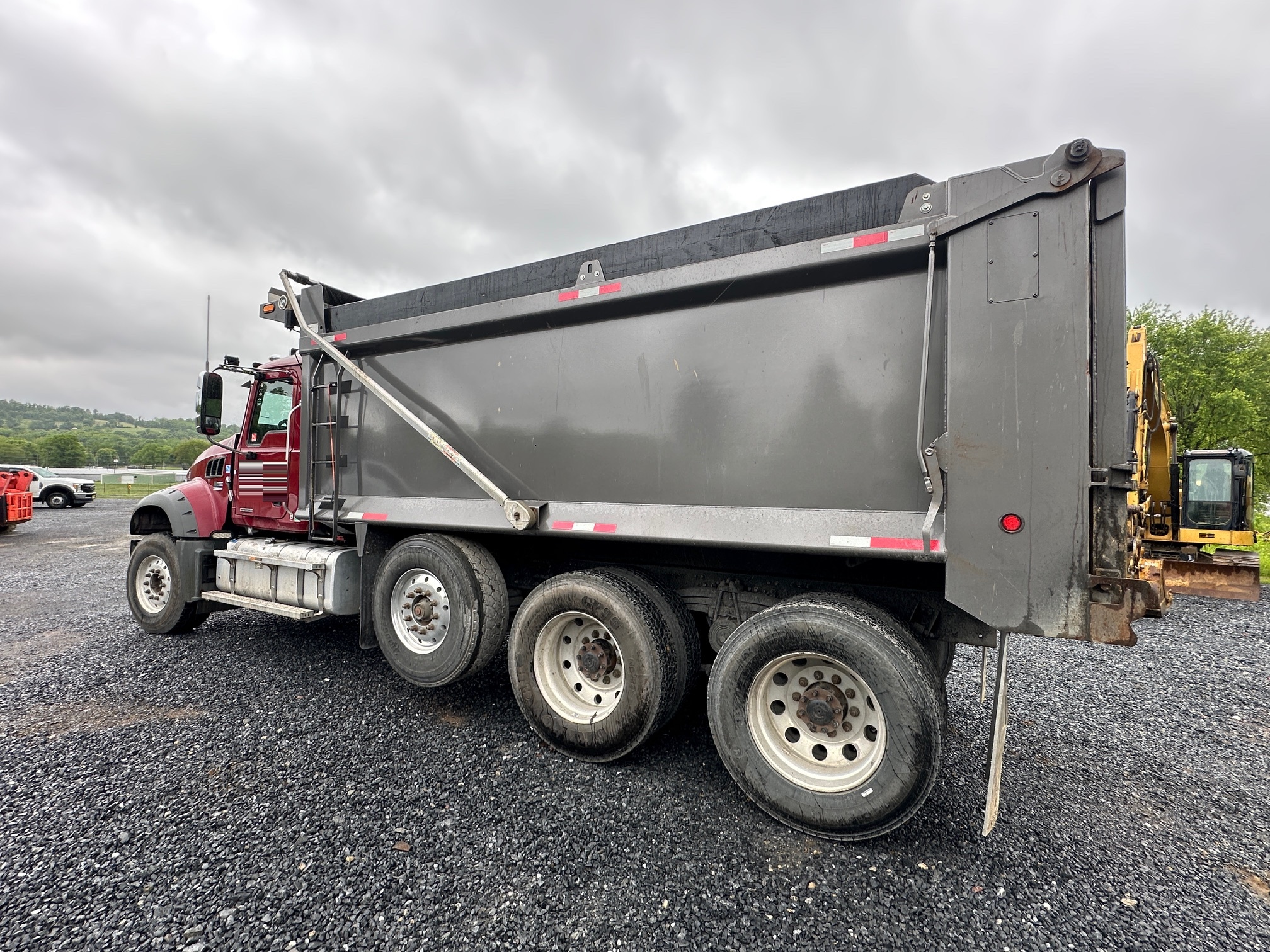 2020 MACK Granite GR64F - Image 13