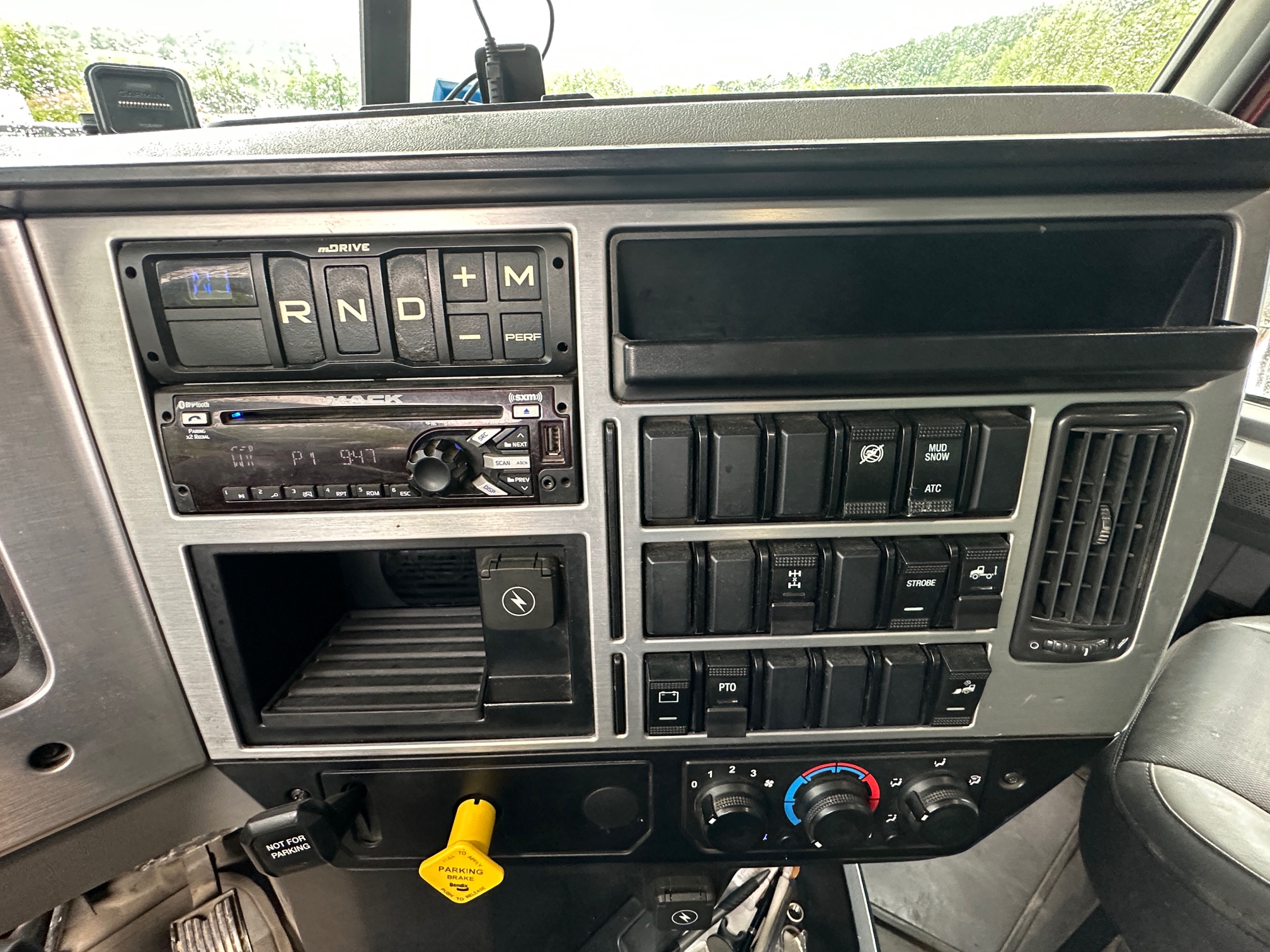 2020 MACK Granite GR64F - Image 21