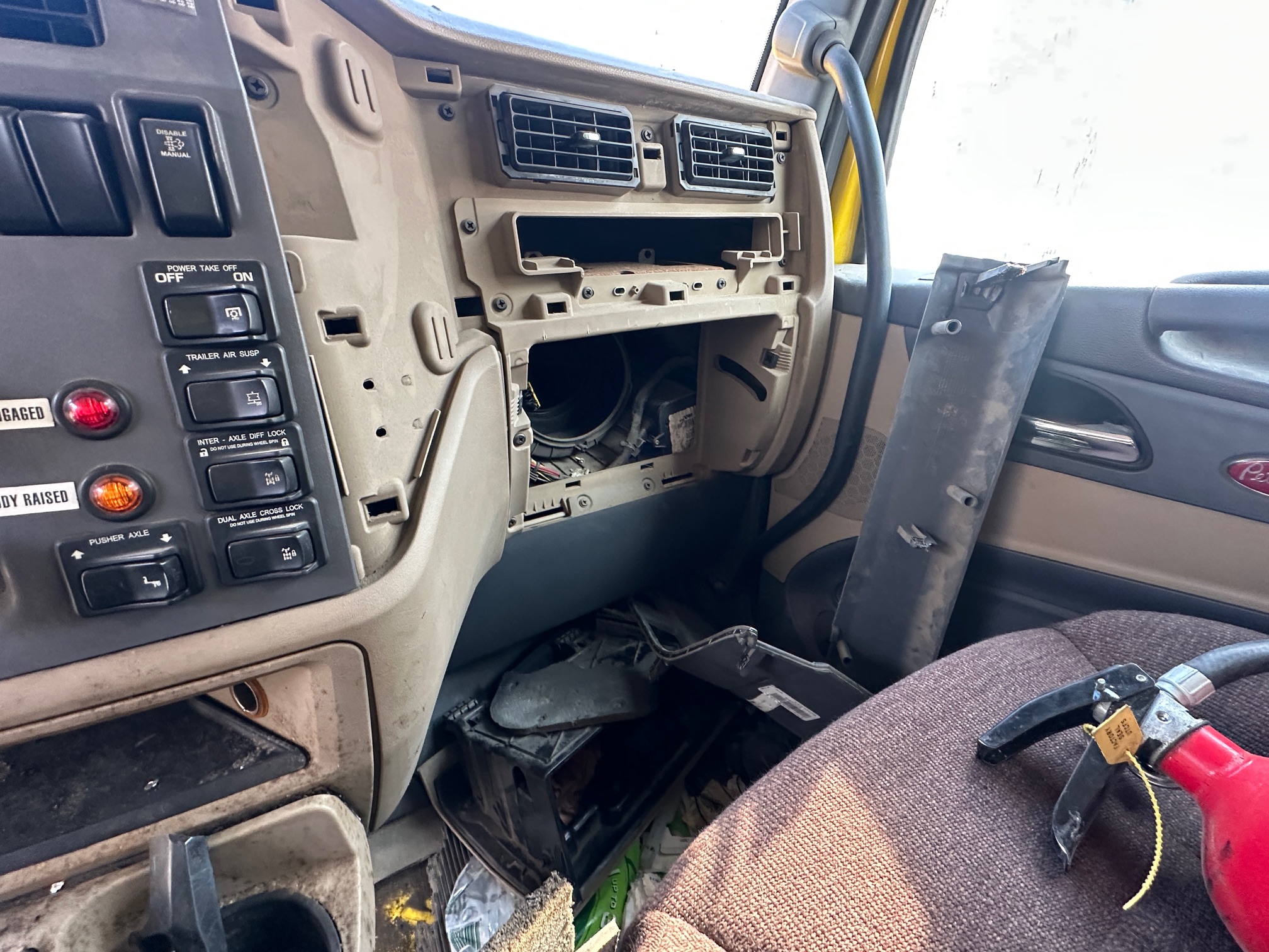 2016 PETERBILT 579 - Image 14