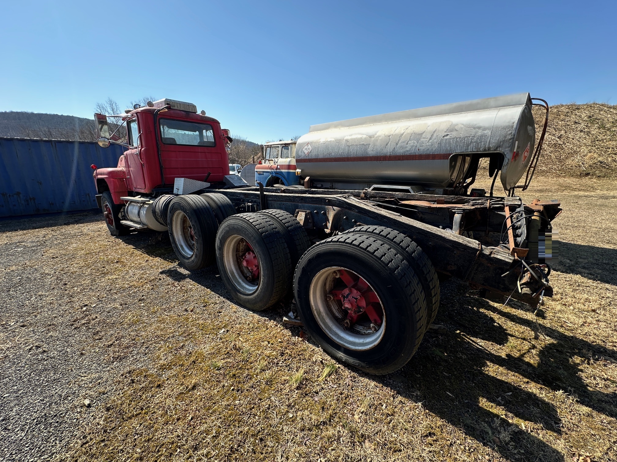 1975 MACK R600 Triaxle - Image 11