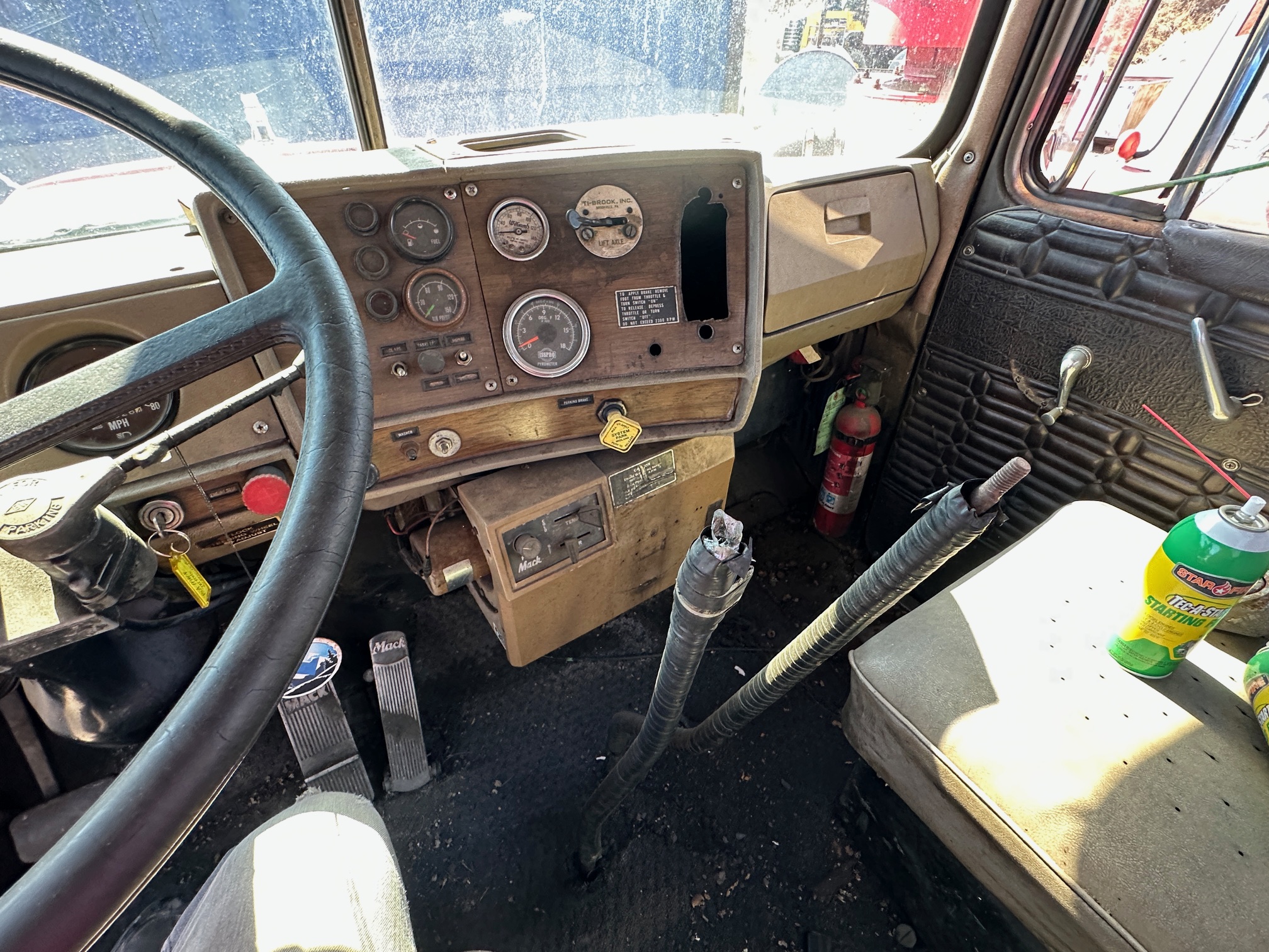 1975 MACK R600 Triaxle - Image 30