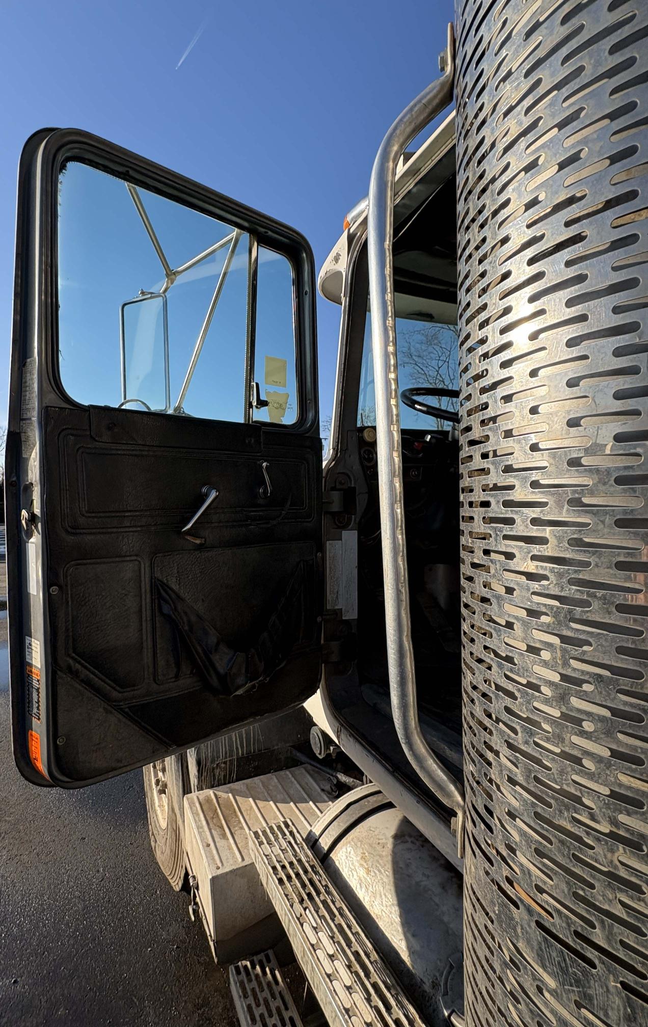 2003 MACK RD688S - Image 8