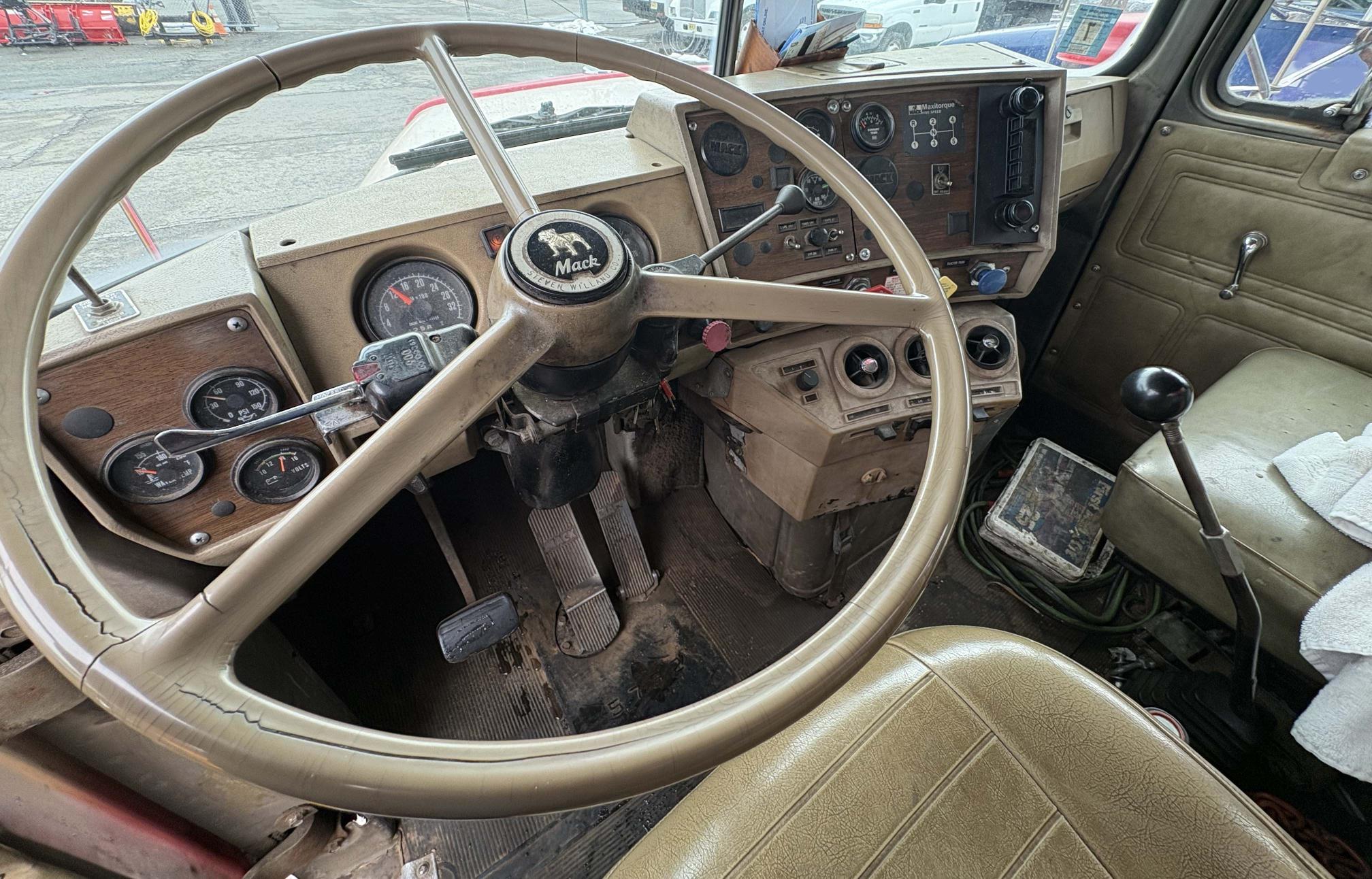 1985 MACK U690T - Image 9