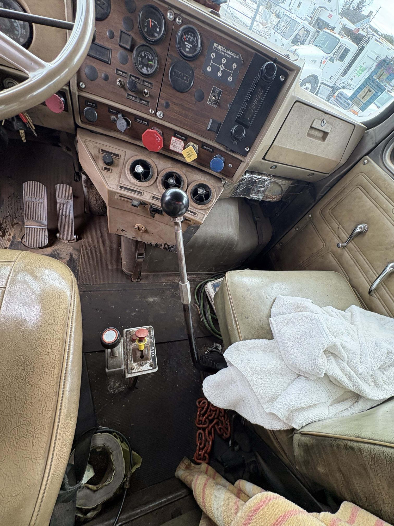 1985 MACK U690T - Image 10