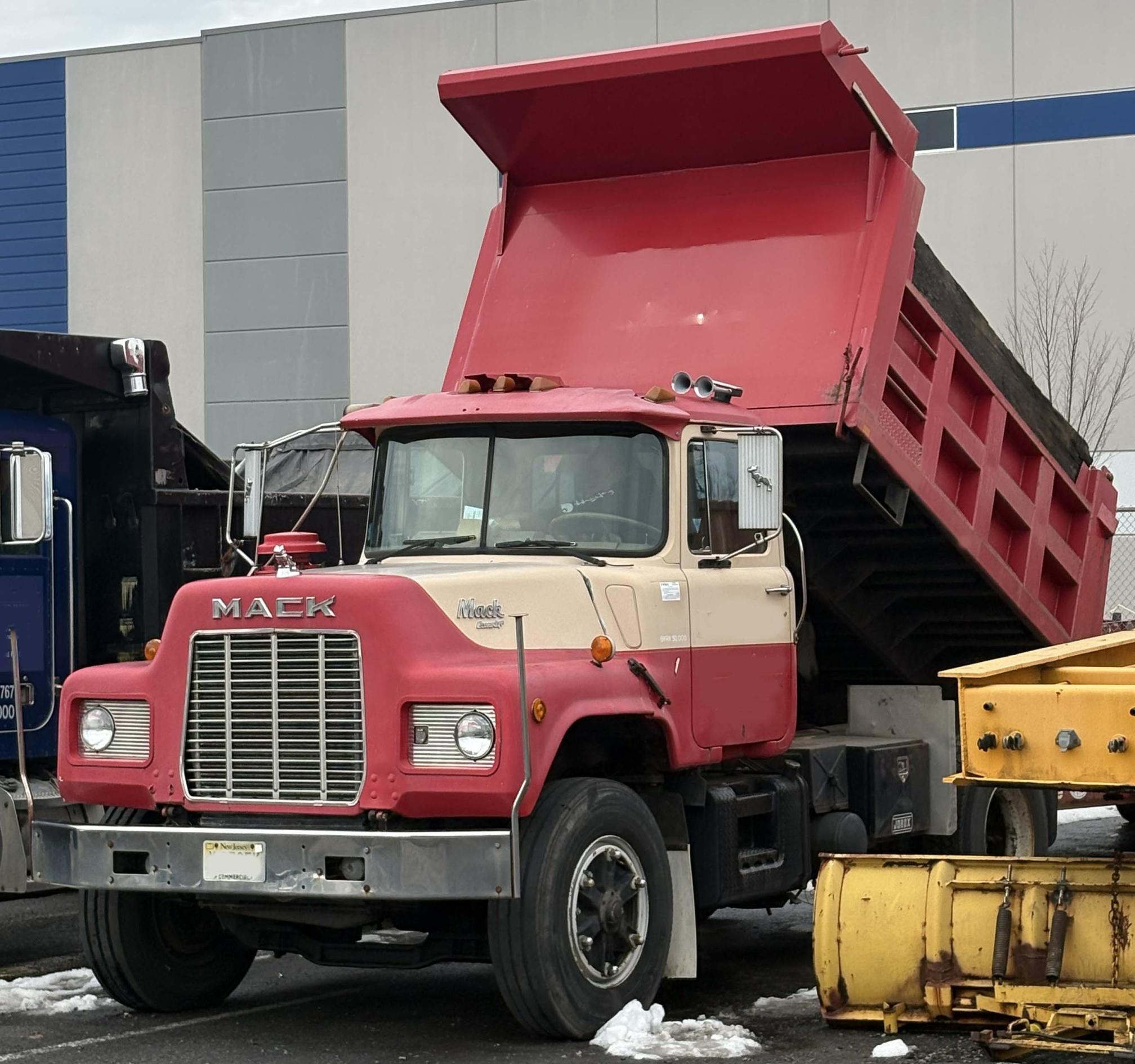 1985 MACK U690T - Image 2