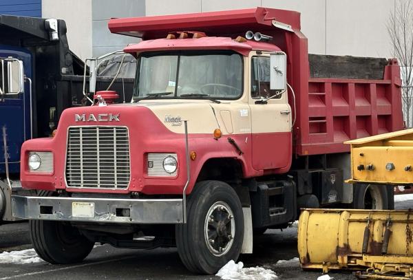 1985 MACK U690T