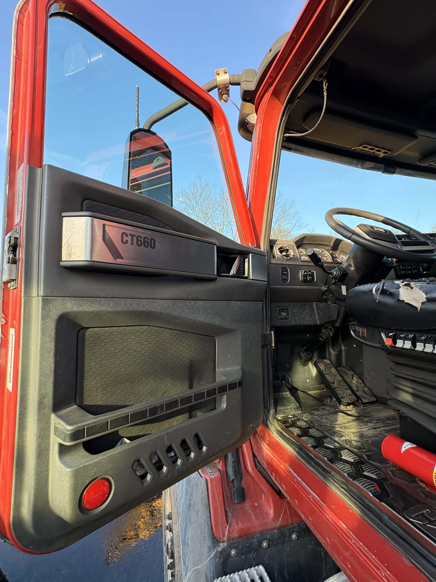 2014 CATERPILLAR CT660S - view 7 of 16