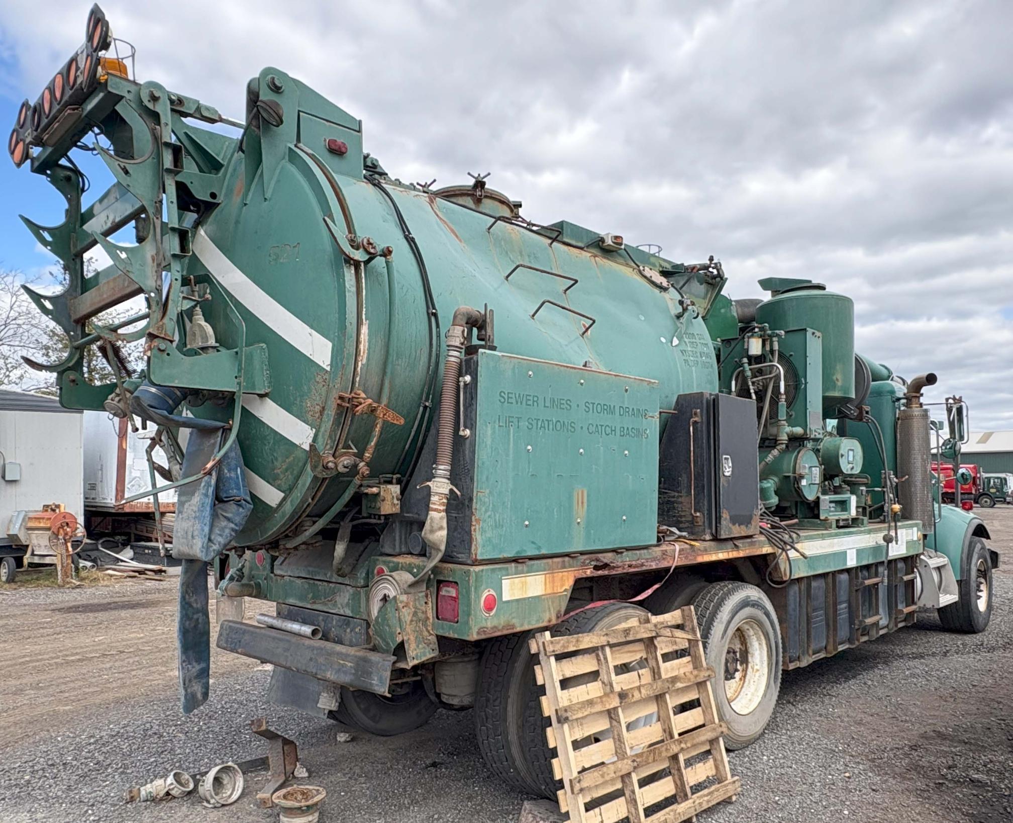 2004 PETERBILT 330 - view 7 of 15