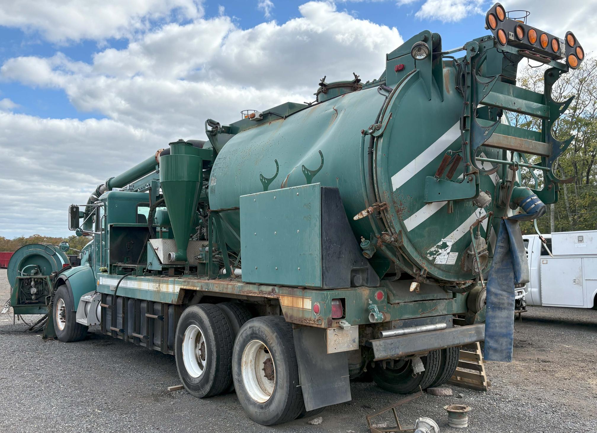 2004 PETERBILT 330 - view 2 of 15