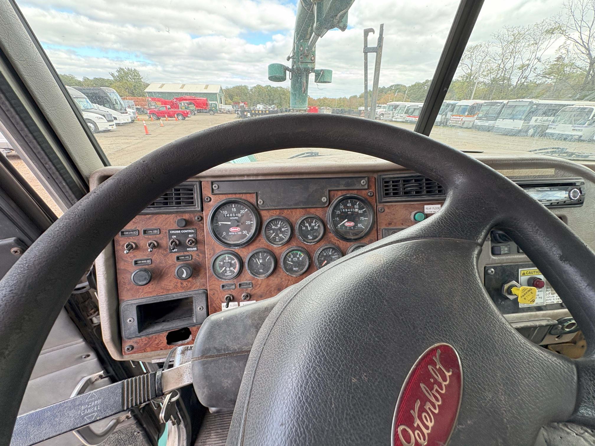 2004 PETERBILT 330 - view 11 of 15