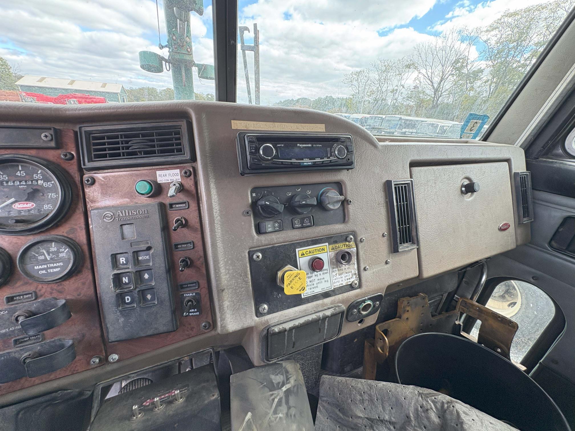 2004 PETERBILT 330 - Image 12