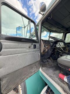 2004 PETERBILT 330 - Image 9