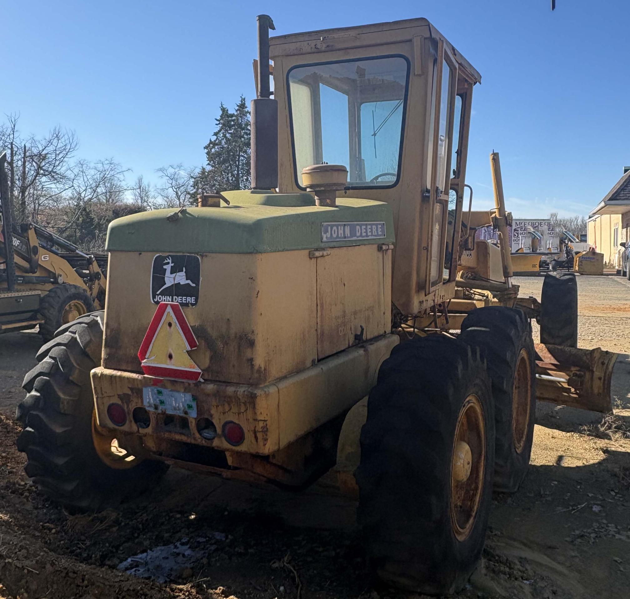 1976 DEERE 570A - view 3 of 10