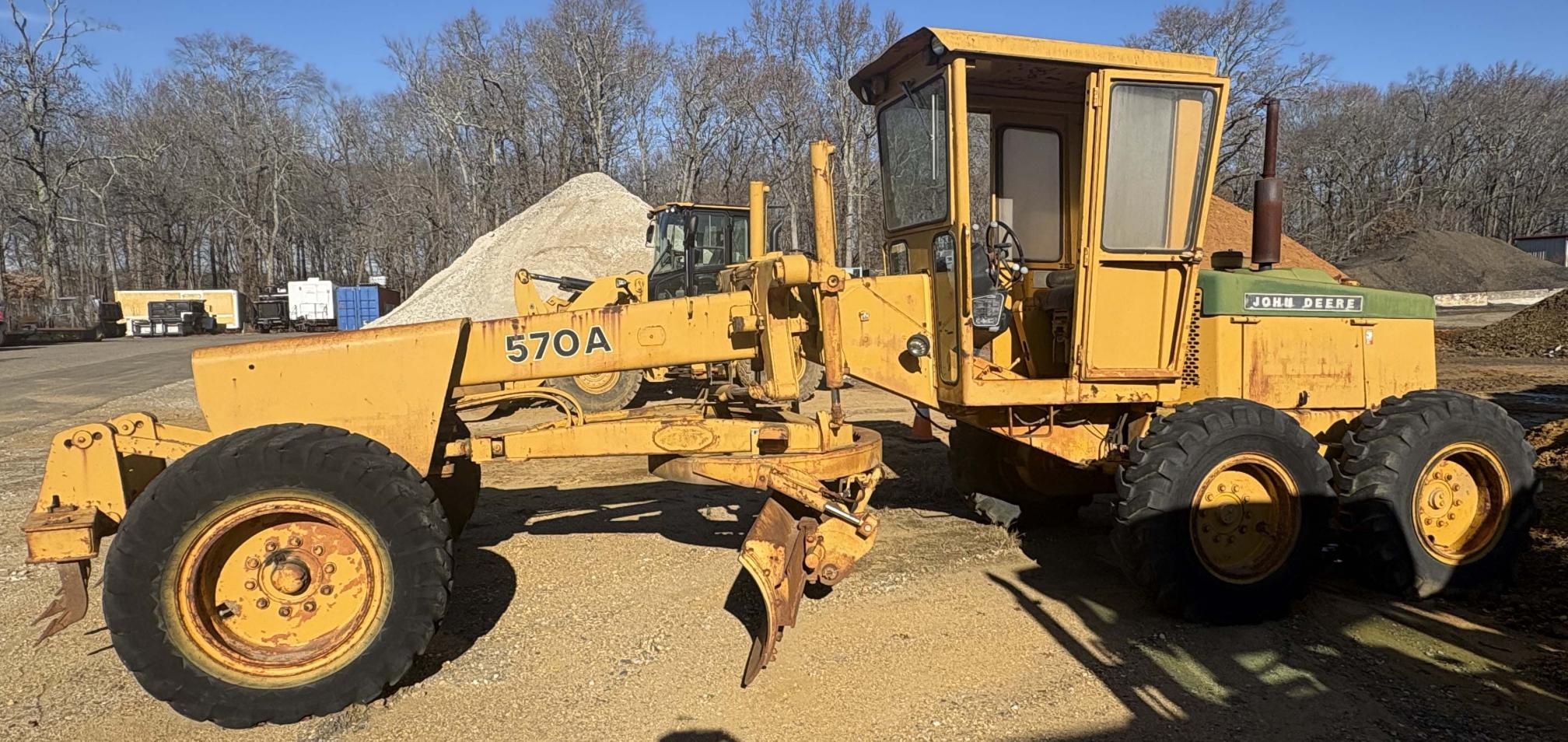 1976 DEERE 570A - view 2 of 10