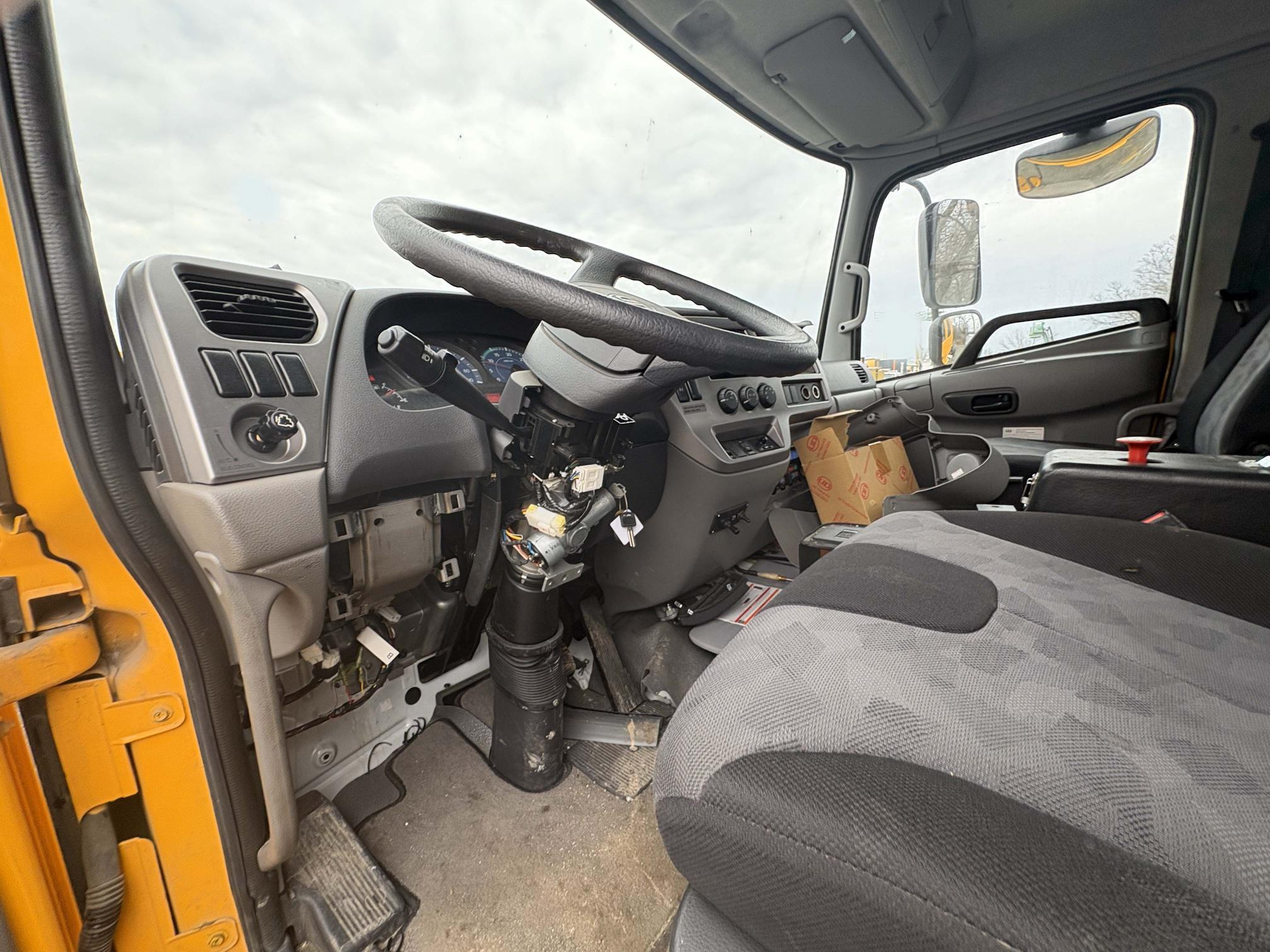 2013 UD 3300 - view 8 of 13