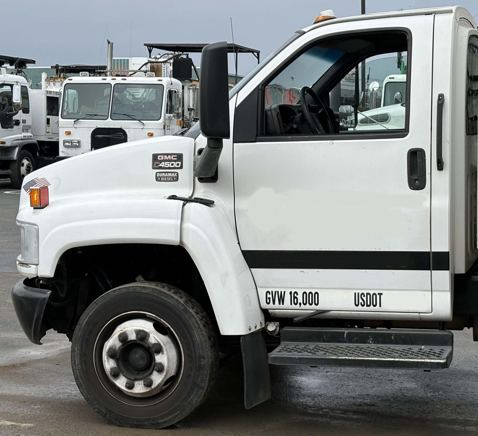 2003 GMC C4500 - Image 2