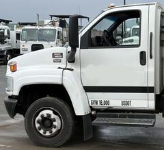 2003 GMC C4500 - Image 2