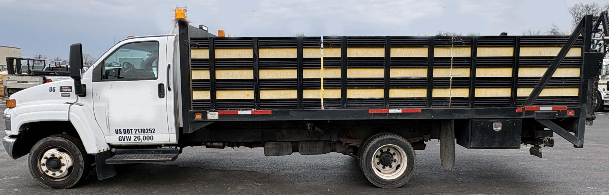 2008 GMC C5500 - Image 2