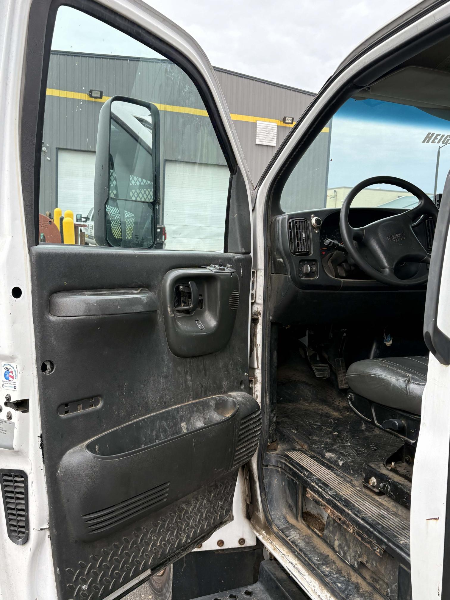 2008 GMC C5500 - Image 9