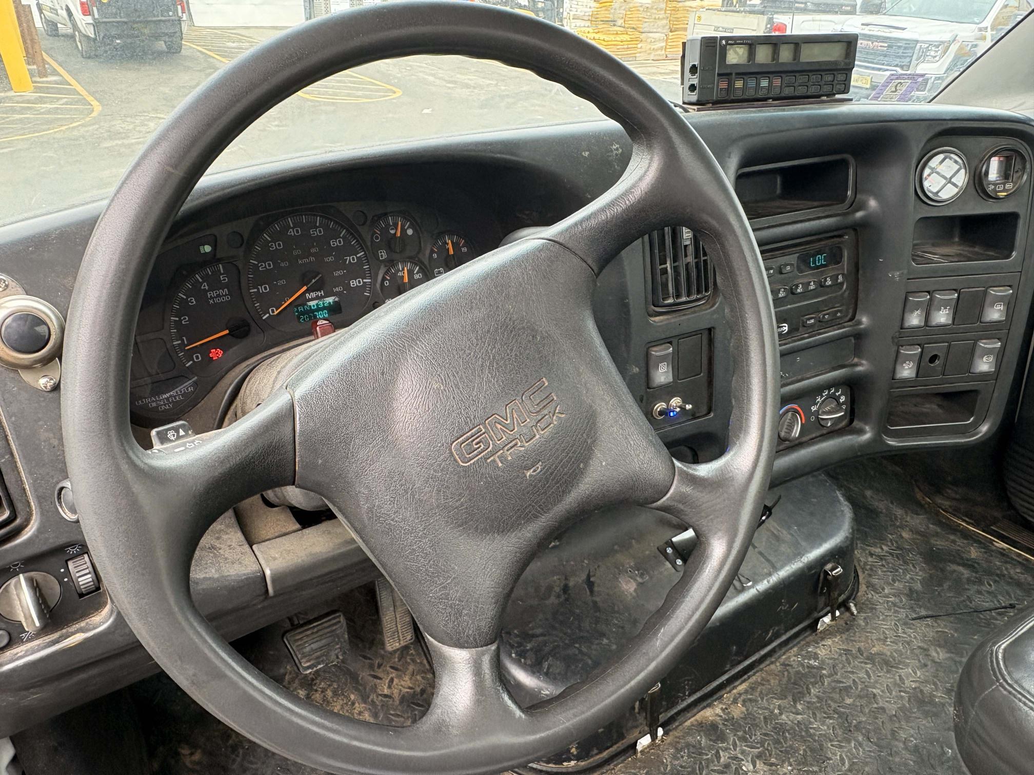 2008 GMC C5500 - Image 11