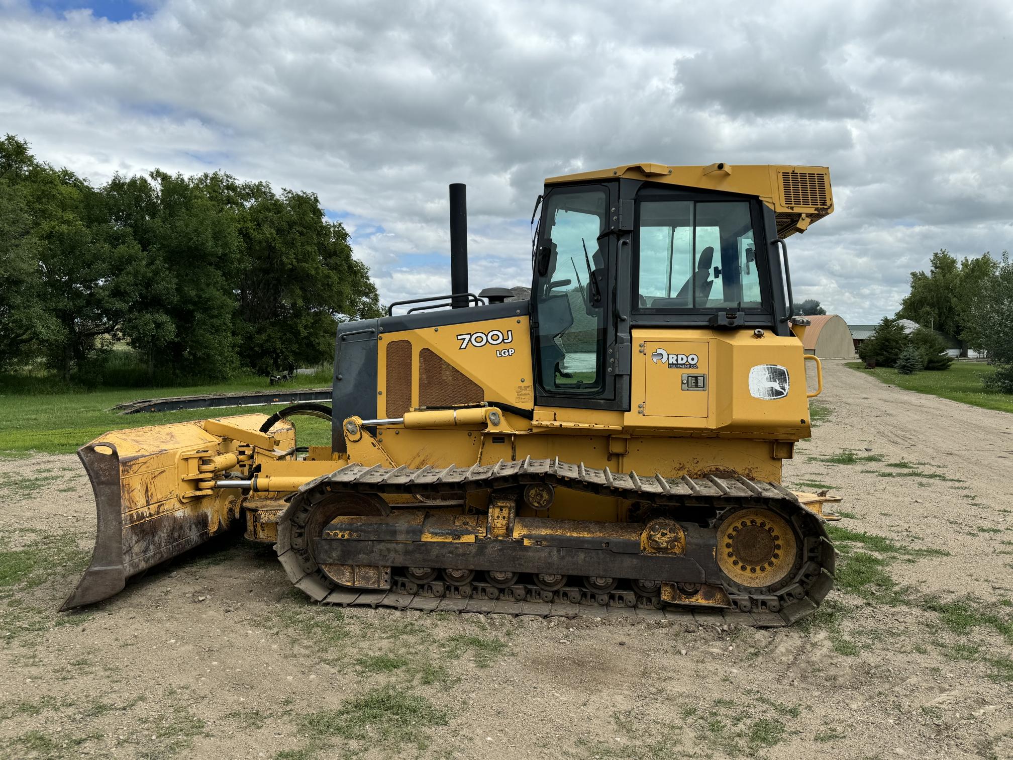 2007 DEERE 700J LGP - Image 2
