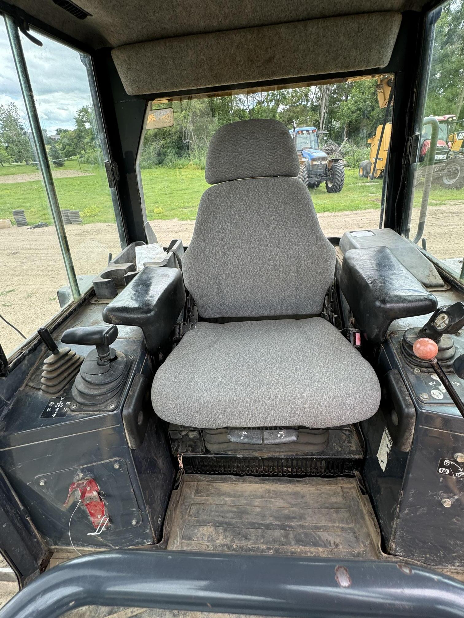 2007 DEERE 700J LGP - view 19 of 40