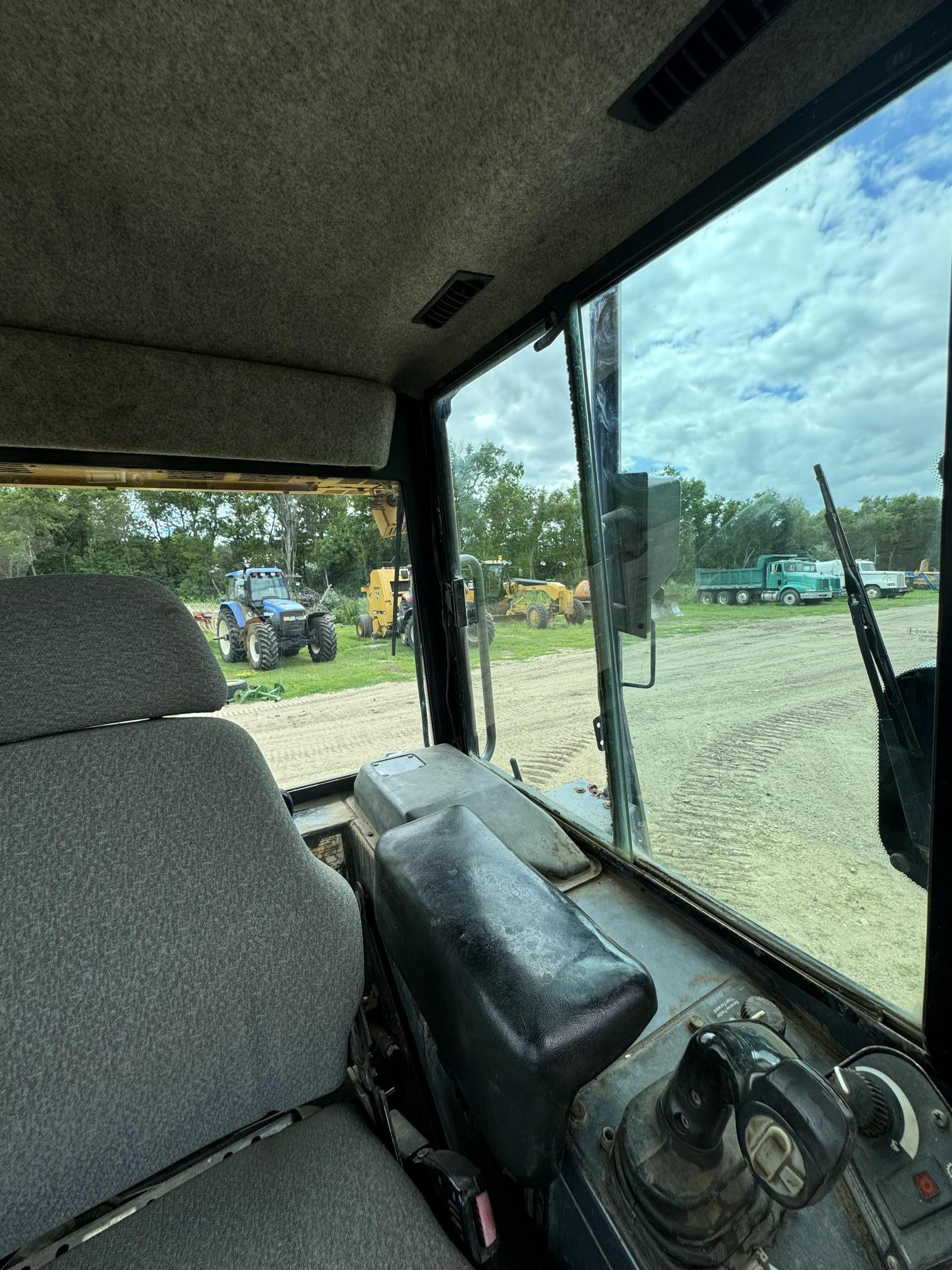 2007 DEERE 700J LGP - Image 25