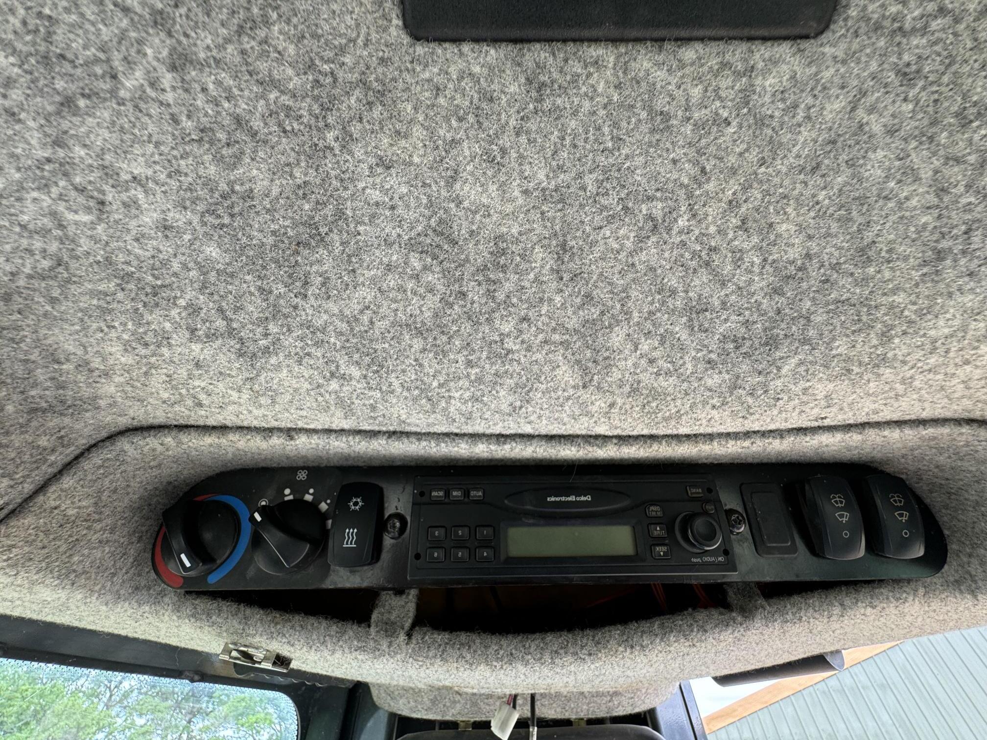 2007 DEERE 700J LGP - Image 27