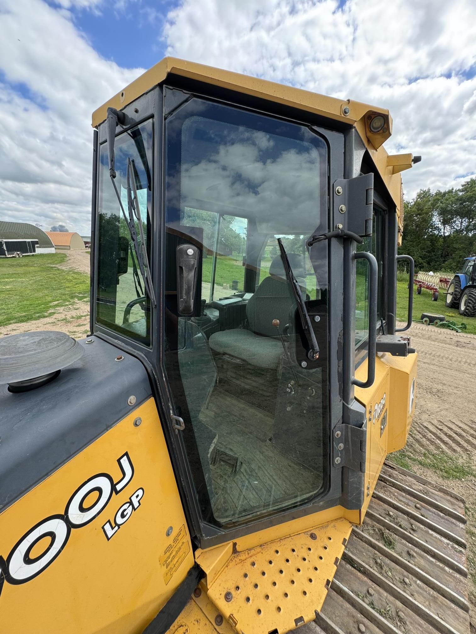 2007 DEERE 700J LGP - Image 28