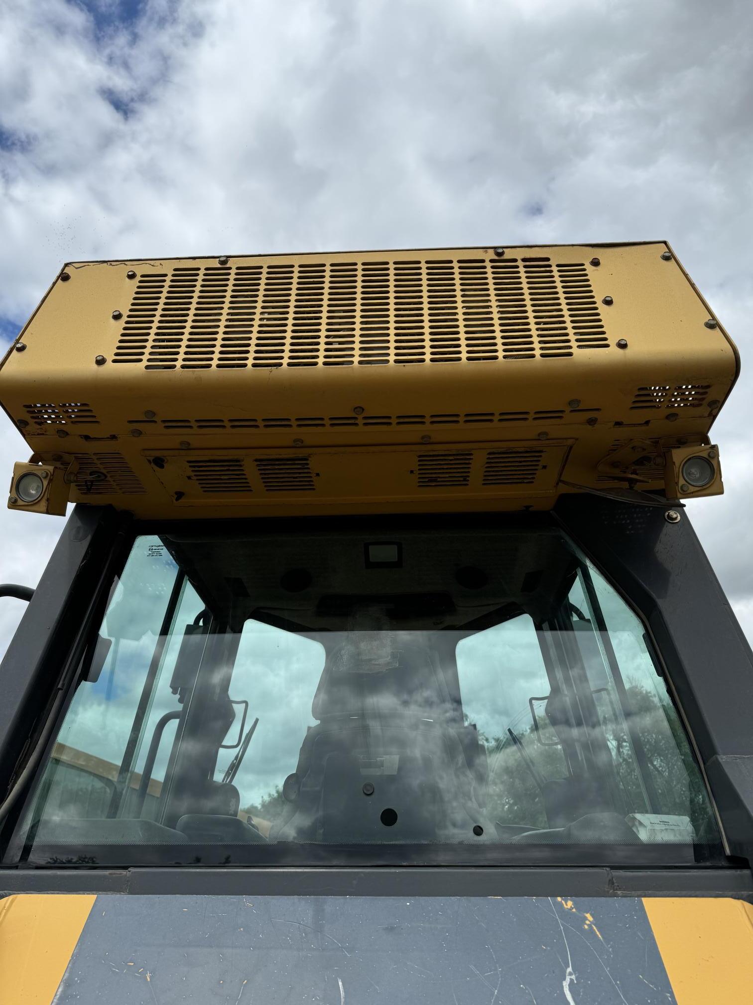 2007 DEERE 700J LGP - Image 34