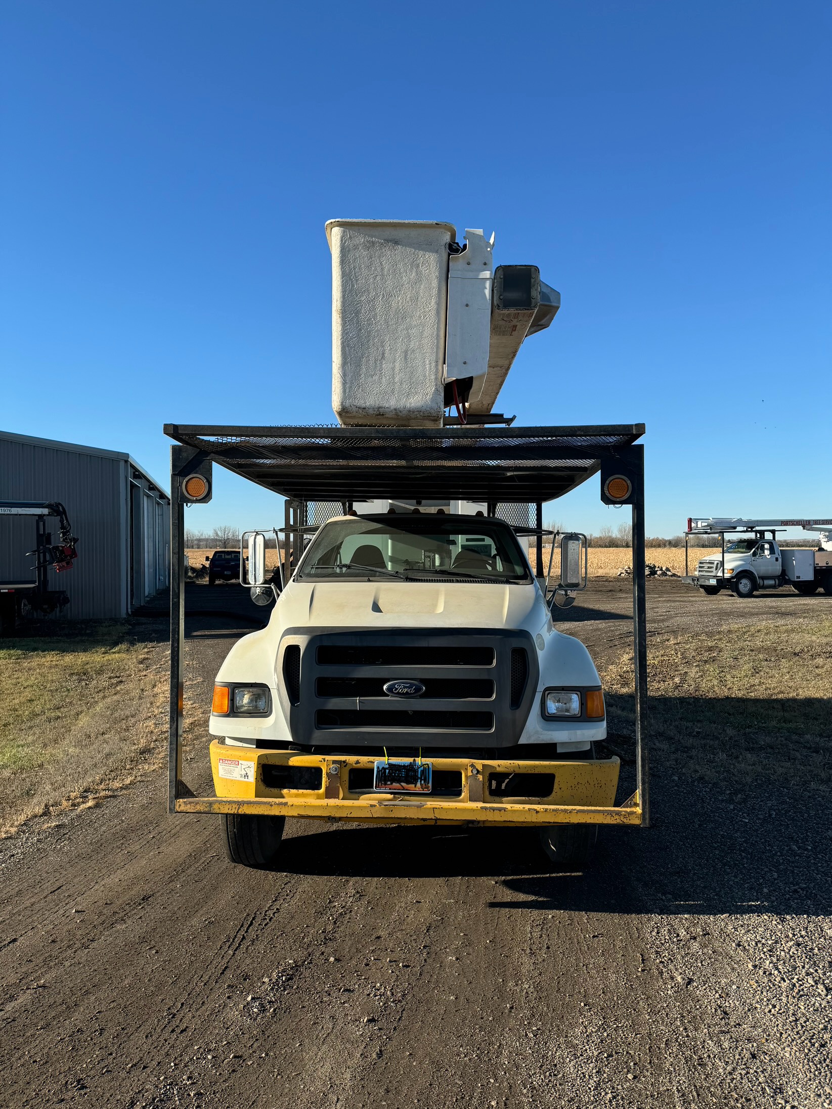 2010 FORD F750 Bucket Truck - Image 2