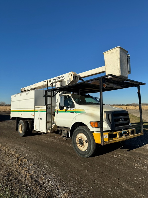2010 FORD F750 Bucket Truck