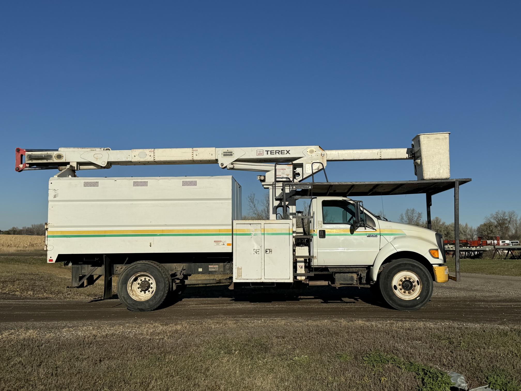 2010 FORD F750 Bucket Truck - Image 7