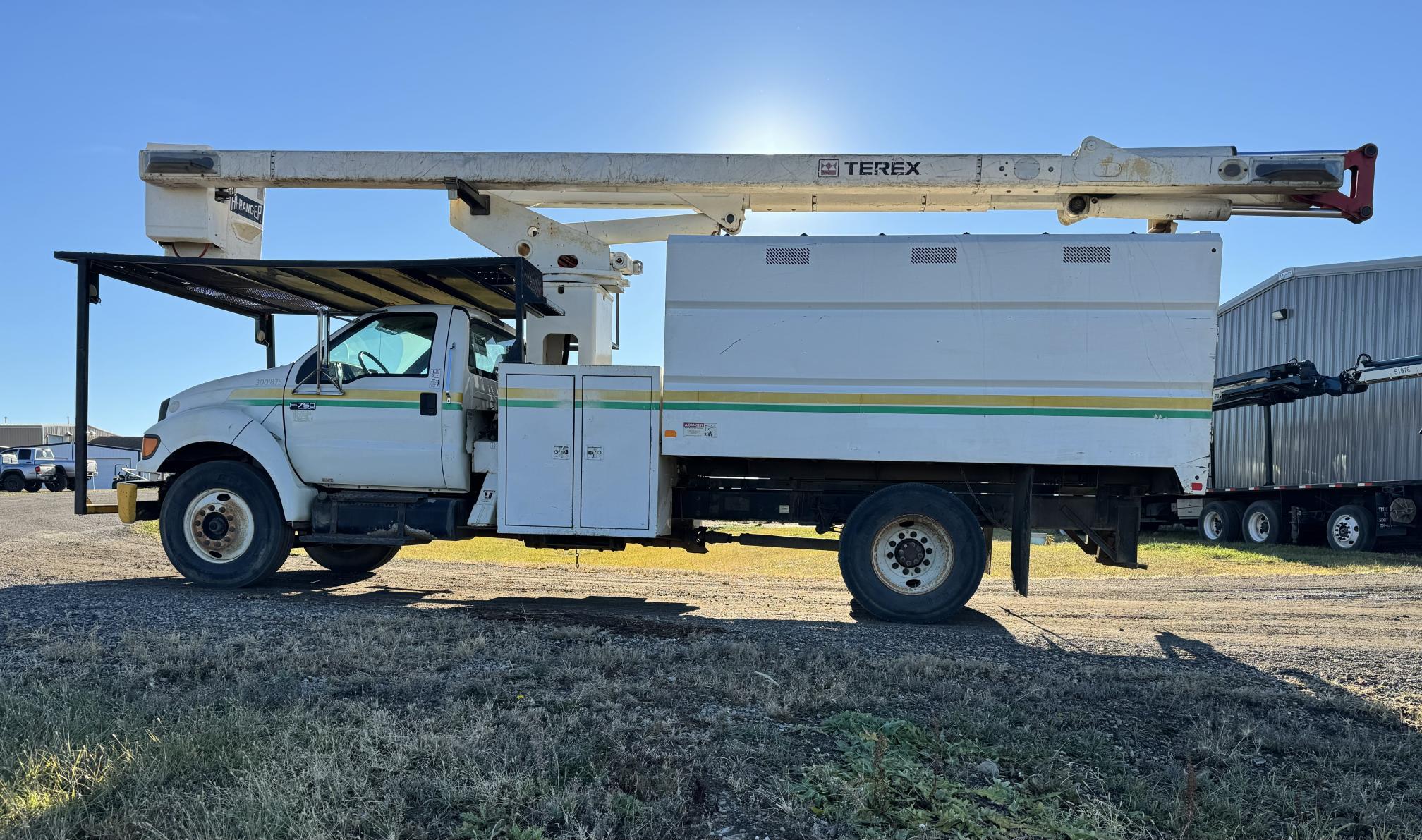 2010 FORD F750 Bucket Truck - view 8 of 63