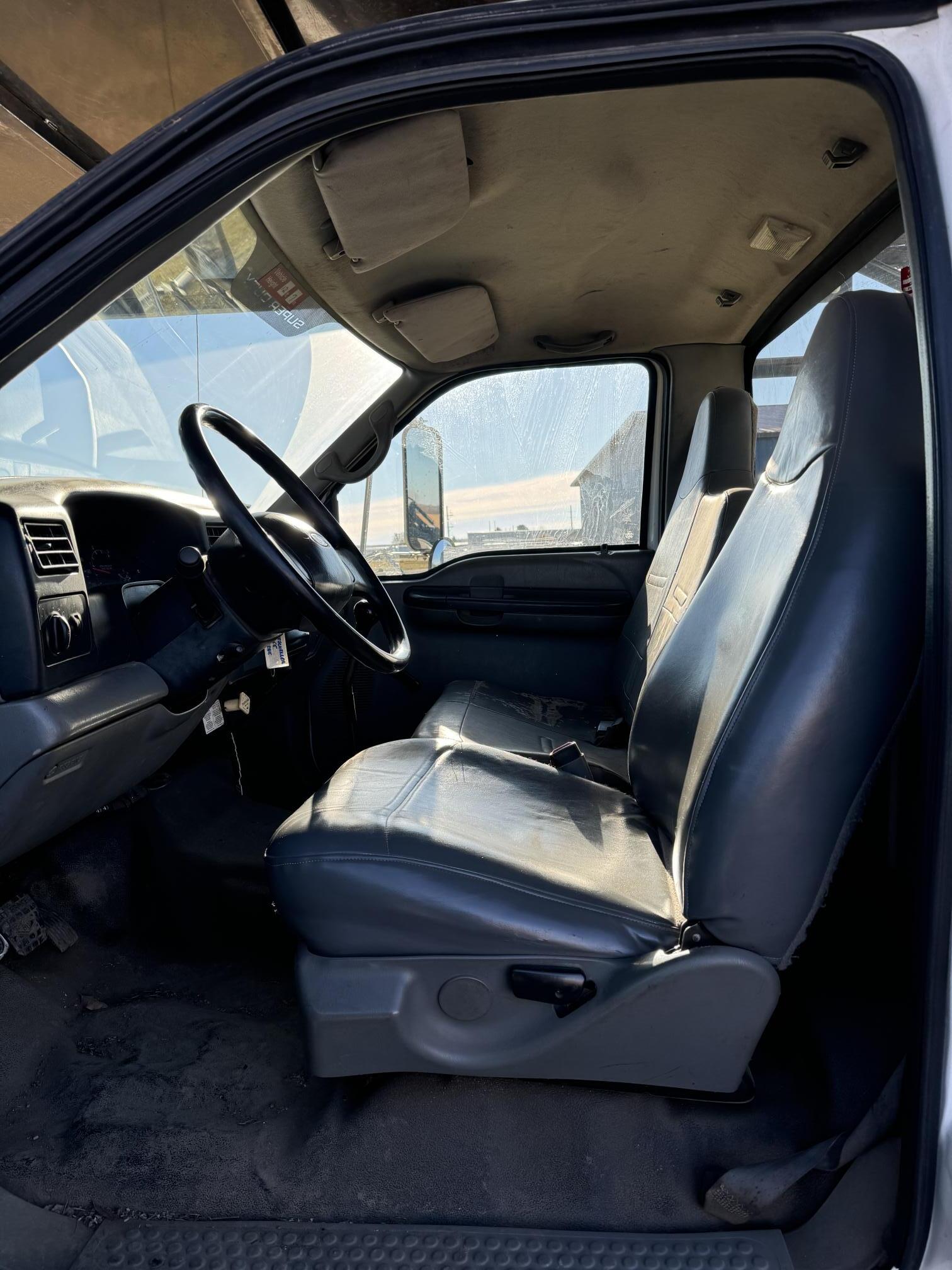 2010 FORD F750 Bucket Truck - Image 9