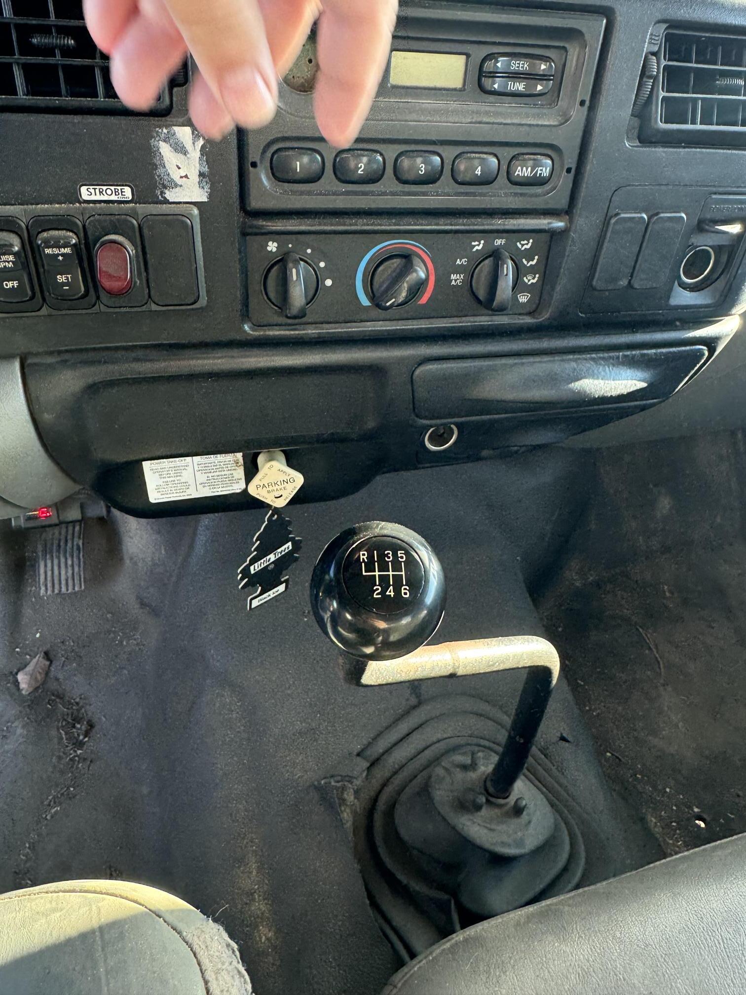 2010 FORD F750 Bucket Truck - Image 12