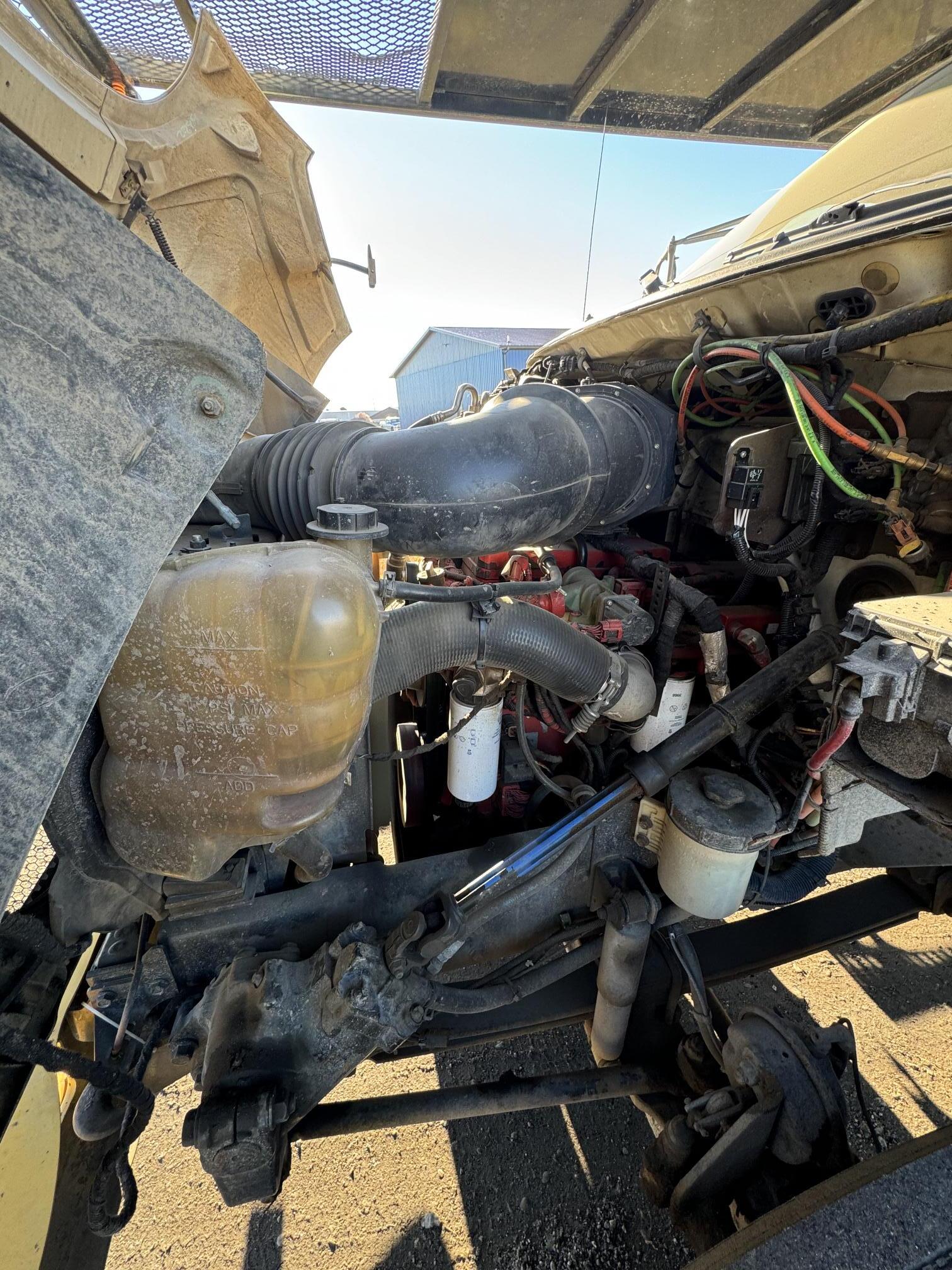 2010 FORD F750 Bucket Truck - Image 20