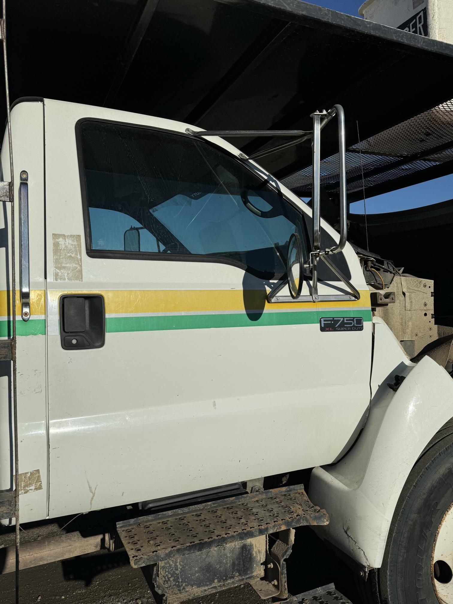 2010 FORD F750 Bucket Truck - Image 22